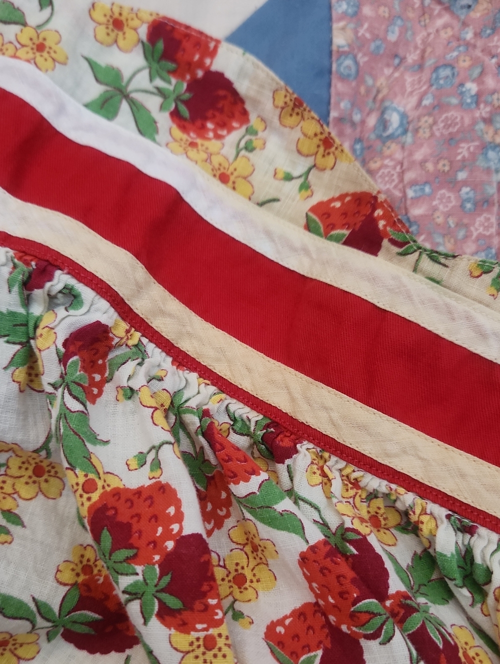 Vintage ' Red & White Strawberry Print Apron - Picture 5 of 6